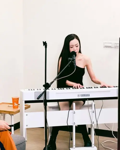 ▲林冠吟去年12月上網紅那那大師的節目,演唱〈毀滅愛情〉、〈梁祝〉、〈絲路〉與和〈秦俑〉等多首經典歌。(圖/林冠吟臉書) ▲林冠吟去年12月上網紅那那大師的節目,演唱〈毀滅愛情〉、〈梁祝〉、〈絲路〉與和〈秦俑〉等多首經典歌。(圖/林冠吟臉書)