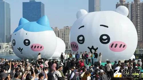 ▲「2025高雄冬日遊樂園」25日登場，僅昨天(大年初一）即湧入近50萬人前來朝聖，吉伊卡哇跟小八貓前滿滿拍照人潮。(圖／記者陳美嘉攝)