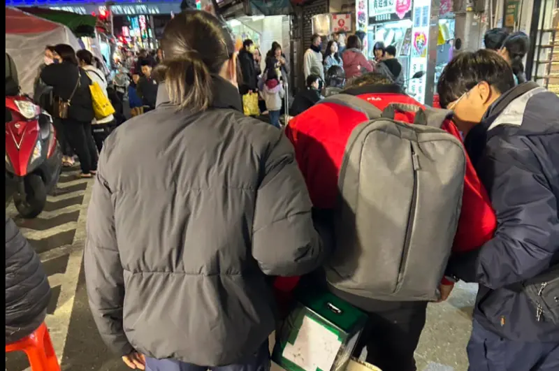 ▲「龜髮怪客」25日晚間又現身中壢夜市，已經被警方帶回，並釐清身分。（圖／翻攝中壢觀光夜市臉書）