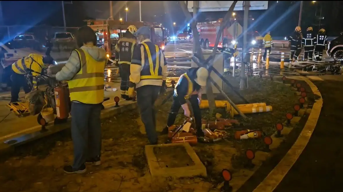 ▲今年1月25日，一輛朝陽小客車租賃股份有限公司所屬現代電動小客車，於國道1號楊梅休息站匝道往南自撞分隔島後起火。（圖／桃園市消防局提供）