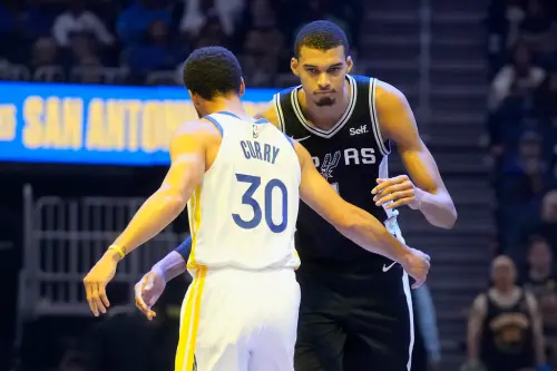 在Wembanyama仍處於新秀合同期間,馬刺可以將節省下來的薪資空間投資到另一位超級球星身上,例如Curry。 ▲在Wembanyama仍處於新秀合同期間,馬刺可以將節省下來的薪資空間投資到另一位超級球星身上,例如Curry。(圖/美聯社/達志影像)