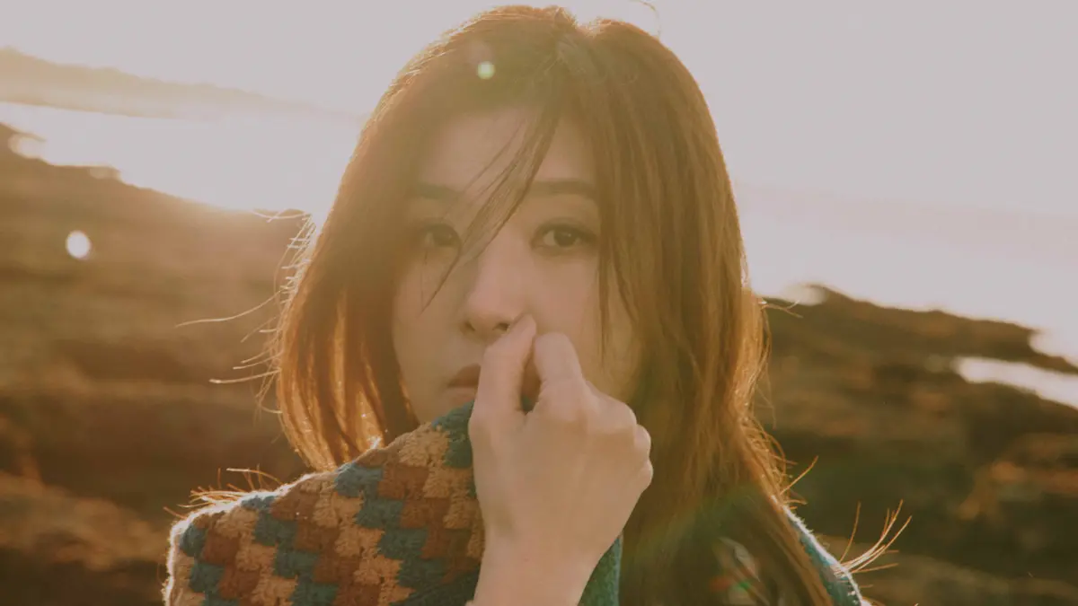 ▲蘇慧倫為新專輯《輕重Aftersun》的主視覺站在蹺蹺板拍攝，笑言一直都要使用核心肌群，倘若沒保持好平衡就會翻下來，自認應該很快會練出川字肌。（圖／相信音樂提供）