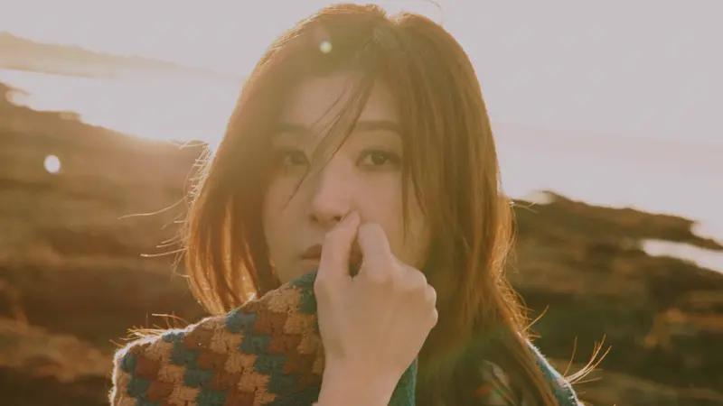 ▲蘇慧倫為新專輯《輕重Aftersun》的主視覺站在蹺蹺板拍攝，笑言一直都要使用核心肌群，倘若沒保持好平衡就會翻下來，自認應該很快會練出川字肌。（圖／相信音樂提供）