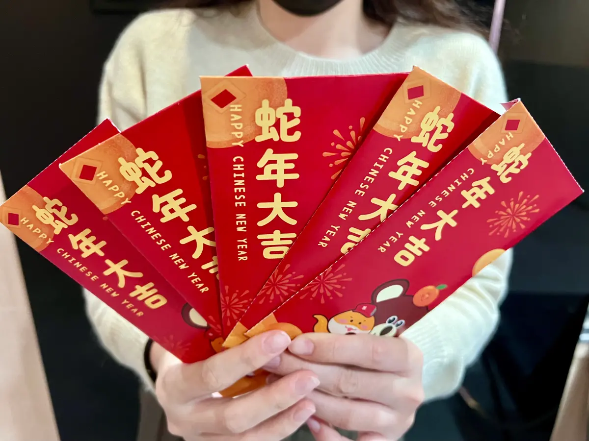 ▲初五開工，開始返家收拾準備，在過年期間收到的紅包，將錢抽出來之後，空的紅包袋善加利用還能幫助招財轉運，讓新的一年財運亨通。（圖／業者提供）