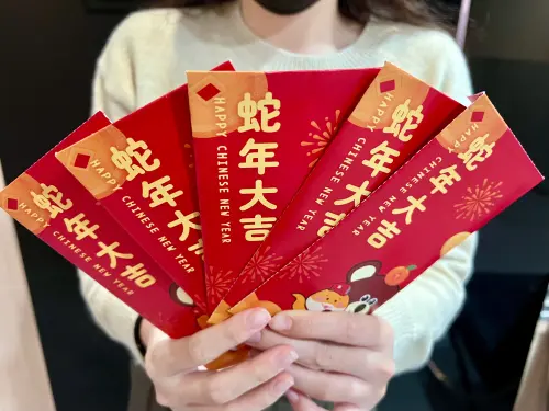 ▲小年夜至初二期間限定,到OKmart門市消費滿200元送「蛇年開運紅包袋」1組。(圖/業者提供) ▲小年夜至初二期間限定,到OKmart門市消費滿200元送「蛇年開運紅包袋」1組。(圖/業者提供)