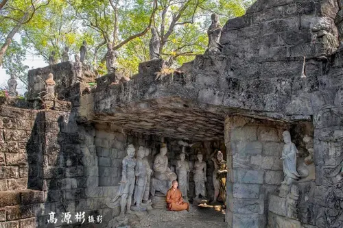▲楠西萬佛寺小普陀山禪修公園充滿各種石林、斑駁古城、鐘乳石洞穴造景,被封是「台版吳哥窟」。(圖/小普陀山禪修公園臉書 高源彬攝) ▲楠西萬佛寺小普陀山禪修公園充滿各種石林、斑駁古城、鐘乳石洞穴造景,被封是「台版吳哥窟」。(圖/小普陀山禪修公園臉書 高源彬攝)
