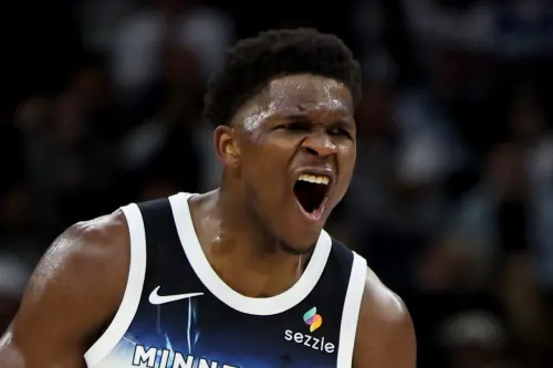 ▲明尼蘇達灰狼隊以133:104大勝丹佛金塊,球隊當家球星Anthony Edwards經歷了一場「流感之戰」,他在這場比賽轟下34分,還打破灰狼隊史紀錄成為三分球命中總數的保持者。 ▲Anthony Edwards以爆發力與侵略性,成為年輕一代的曼巴傳承者。(圖/美聯社/達志影像)