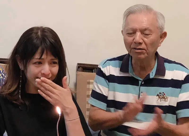 ▲林葉亭（左）失蹤多日罹患失智症的85歲爸爸林葉增，今在台北市士林區至善路一處民宅水池旁被發現遺體，家屬到場已經確認身份。（圖／林葉亭FB）