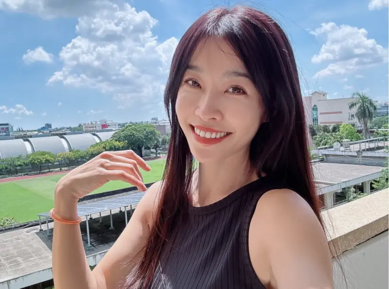 ▲小嫻砸1400萬在屏東買房，將房子打造成她理想中能夠專心音樂系學業的家居，客廳沒電視跟沙發，倒是有練琴的房間，她想要彌補年輕就進入演藝圈、沒念大學的遺憾。（圖／摘自IG）