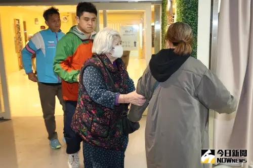 ▲林葉亭高齡的老媽媽(戴口罩者)由家人攙扶才能行走。(圖/NOWnews攝影中心) ▲林葉亭高齡的老媽媽(戴口罩者)由家人攙扶才能行走。(圖/NOWnews攝影中心)