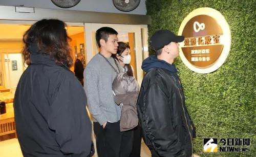 ▲林葉亭(戴口罩者)和小兒子邱以安(灰衣者)現身二殯。(圖/NOWnews攝影中心) ▲林葉亭(戴口罩者)和小兒子邱以安(灰衣者)現身二殯。(圖/NOWnews攝影中心)