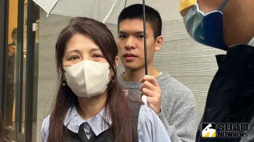 ▲林葉亭(左一)在家人陪同下前往第二殯儀館,接受媒體訪問談到跟爸爸生前最後互動,傷心表示爸爸沒有等到她回來就離家,希望爸爸現在沒有病痛,能逍遙自在。(圖/記者李政龍攝) ▲林葉亭(左一)在家人陪同下前往第二殯儀館,接受媒體訪問談到跟爸爸生前最後互動,傷心表示爸爸沒有等到她回來就離家,希望爸爸現在沒有病痛,能逍遙自在。(圖/記者李政龍攝)