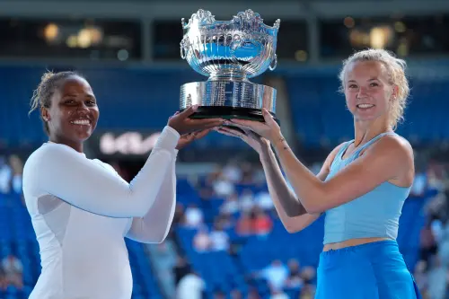捷克、美國組合Katerina Siniakova/Taylor Townsend 在澳洲網球公開賽進行女雙冠軍戰,激戰三盤後擊敗謝淑薇/Jelena Ostapenko組合,拿下冠軍。 ▲捷克、美國組合Katerina Siniakova/Taylor Townsend 在澳洲網球公開賽進行女雙冠軍戰,激戰三盤後擊敗謝淑薇/Jelena Ostapenko組合,拿下冠軍。(圖/美聯社/達志影像)