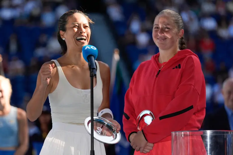 ▲謝淑薇（左）無緣在澳網女雙衛冕，但她一次精彩的擊球還是被官方給肯定和分享，有球迷也稱讚她的擊球真有如魔法一般。（圖／美聯社／達志影像）