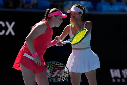 ▲台灣網球一姐謝淑薇與拉脫維亞名將「O妹」Jelena Ostapenko組成的第4種子「台拉聯軍」，在2025年溫布頓網球錦標賽女雙4強中，以7：5、6：4力退頭號種子、衛冕組合捷克好手Katerina Siniakov與美國好手Taylor Townsend，成功晉級冠軍戰。（圖／美聯社／達志影像）