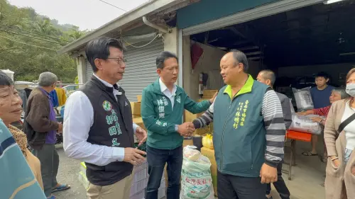 ▲0121地震重創台南楠西區，郭國文與林俊憲募集4卡車物資前往各里送暖。（圖／郭國文辦公室提供）