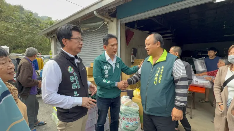 ▲0121地震重創台南楠西區，郭國文與林俊憲募集4卡車物資前往各里送暖。（圖／郭國文辦公室提供）