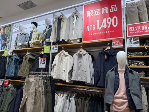 ▲男生「防風立領連帽外套」1490元已降至限定價格。（圖／記者蕭涵云攝）