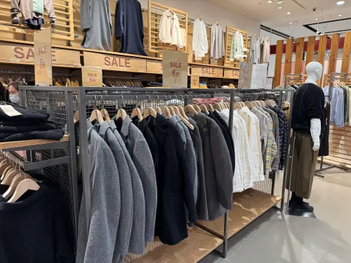 ▲無印良品MUJI整櫃衣服都在打折，最低降至6折。（圖／記者蕭涵云攝）