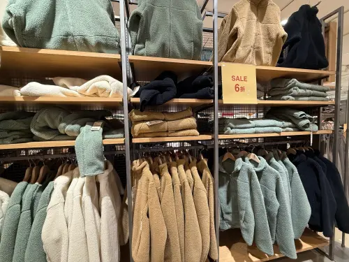 ▲無印良品下殺6折的「絨毛刷毛外套」一件只要714元。（圖／記者蕭涵云攝）