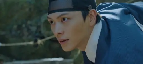 ▲陸星材（上圖）、金智勳在《鬼宮》造型。（圖／SBS Catch YouTube）