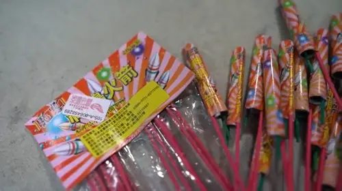 ▲鞭炮施放後含有紙屑、塑膠殘骸和殘留火藥物質，施放後應妥善清理周邊，記得千萬不能直接丟入大自然。（圖／取自消防署YouTube）