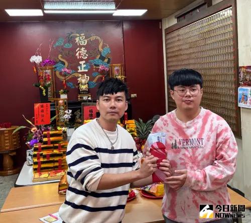 ▲台中 27歲上班族用ChatGPT選號刮中百萬大獎，今日前往工學福德祠捐出10萬元作為重建基金。（圖／記者金武鳳攝，2025.1.26)