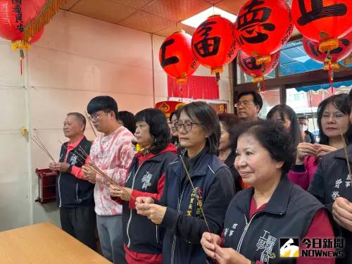 ▲台中27歲上班族用ChatGPT選號刮中百萬大獎，今日前往工學福德祠上香還願。（圖／記者金武鳳攝，2025.1.26)