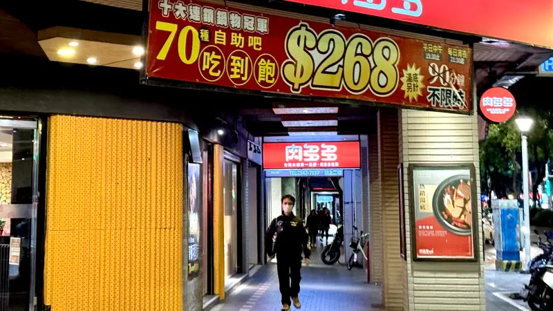 ▲2024台式火鍋聲量冠軍霸主「肉多多」輾壓築間、石二鍋等眾多鍋物，最新下殺268元「70種自助吧吃到飽」而且宵夜不限時，打卡送梅花豬、蛤蜊、鮮蚵等海陸好禮「5選1」，訂位菜單一次整理。（圖／記者蕭涵云攝）