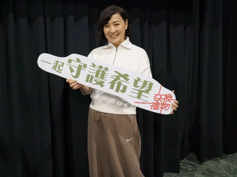 ▲寶媽度過70歲生日，幫近日生病而失聲的女兒曾寶儀，出席《交換禮物》的放映座談活動，以自身經驗和大家分享，認為保持理智對抗癌症很重要，也願意把自身的堅強、冷靜、豁達送給觀眾。（圖／台北双喜電影提供）