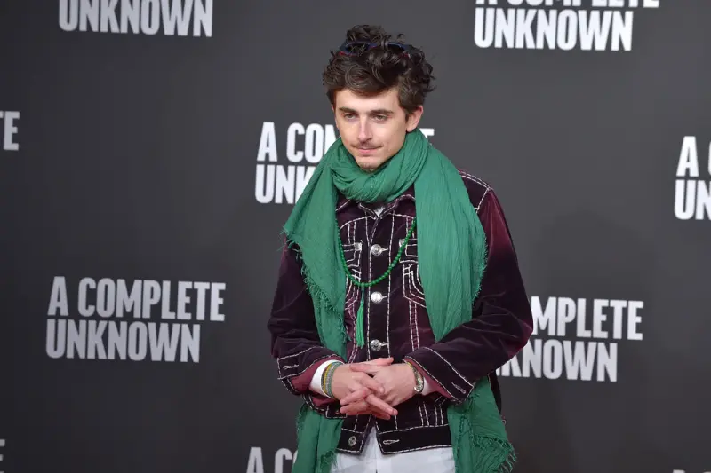 ▲「甜茶」提摩西夏勒梅被傳為了怕粉絲觀感不佳、影響個人安全與事業，有意和女友凱莉珍娜切割，凱莉珍娜特別拍了超火辣清涼照，似有意要他再仔細想想，有可能會放棄掉什麼。（圖／美聯社／達志影像）