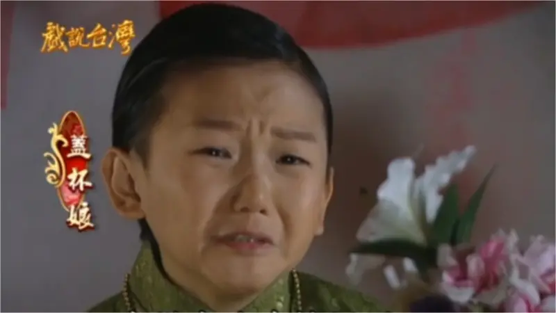 ▲46歲鍾國洪演出《戲說台灣》以「小少爺」形象爆紅，他因為罹患「生長激素不足」，身高只有135公分，外表停留在6、7歲兒童的模樣，還被粉絲封為是「真人版柯南」。（圖／翻攝自《戲說台灣》YouTube）