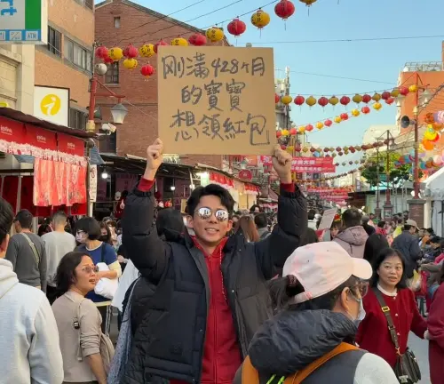 ▲年輕人長大之後還是想要領紅包。(圖/翻攝IG@rayduenglish) ▲年輕人長大之後還是想要領紅包。(圖/翻攝IG@rayduenglish)