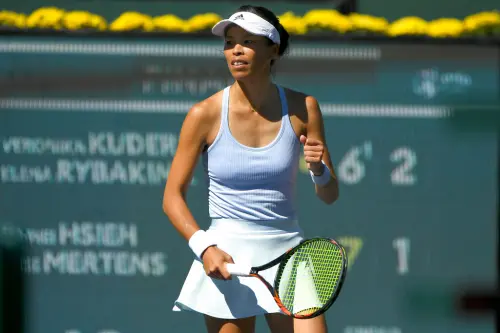 謝淑薇在澳網女雙決賽後,接受電視台專訪時坦言幾十年前就有過退役,不過一直退不下來,如今就是享受網球的樂趣。 ▲在2025年溫布頓網球錦標賽尋求衛冕混雙冠軍的「台灣網球一姊」謝淑薇,今(8)日與波蘭搭檔Jan Zielinski在混雙8強賽中,以6:7(7:9)、3:6不敵巴西的Luisa Stefani與地主英國好手Joe Salisbury組合。(圖/美聯社/達志影像)