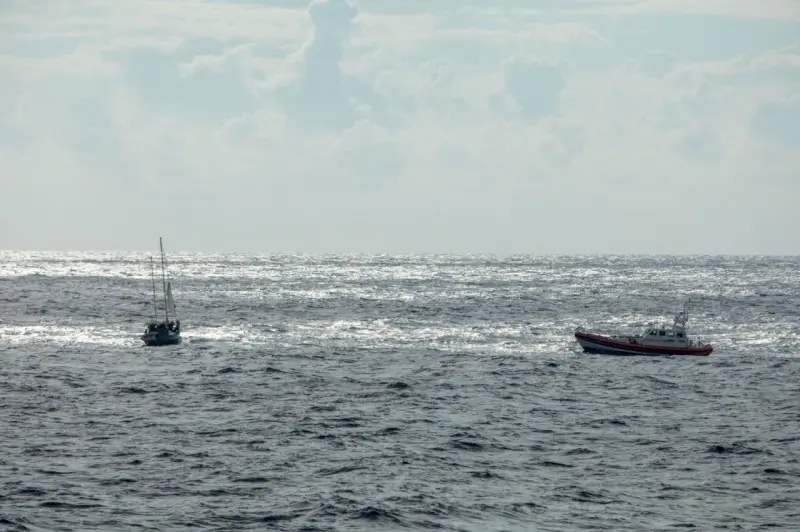 ▲義大利內政部表示，將在26日把49名從公海救起的移民送往阿爾巴尼亞的收容中心。(圖／X@@guardiacostiera)