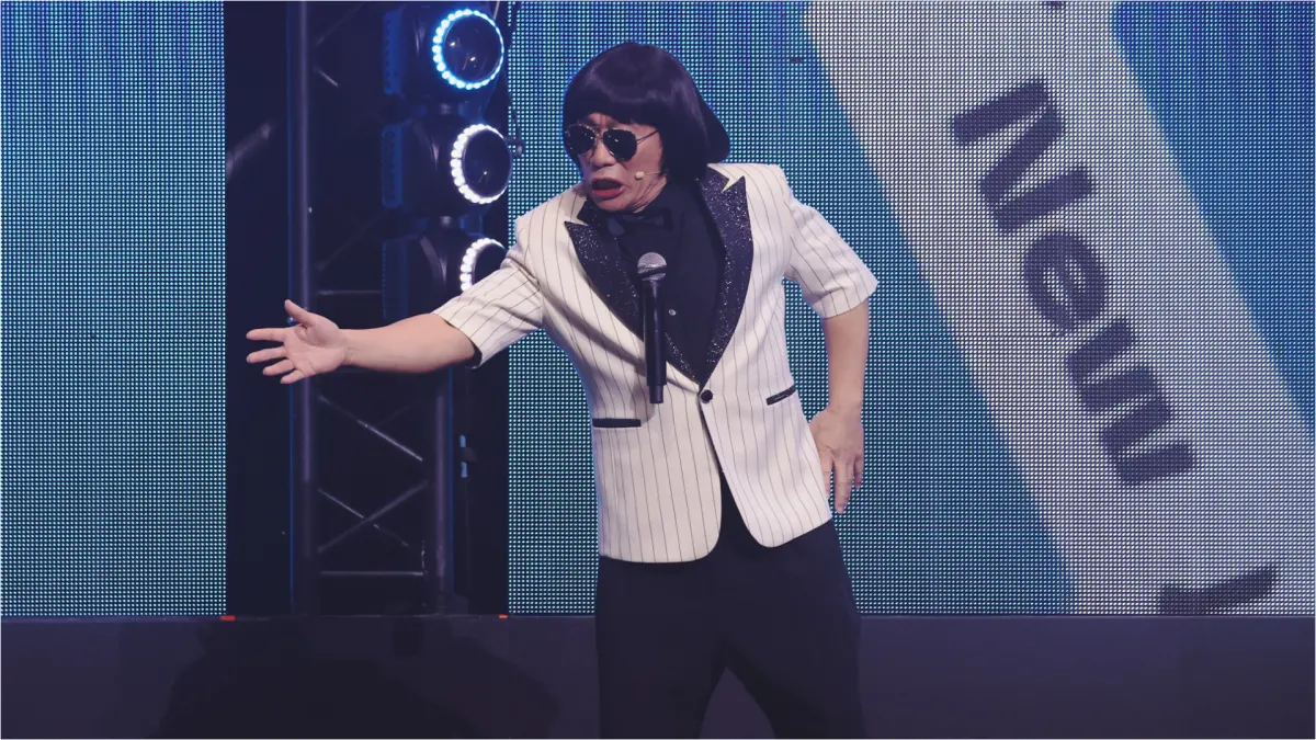 ▲無數網友敲碗不斷，郭子乾（如圖）模仿的豬哥亮驚喜登上了春節特別節目《2025 WE ARE 我們的除夕夜》的舞台，主持人Sandy吳姍儒都直呼：「實在太不可思議！」（圖／三立提供）