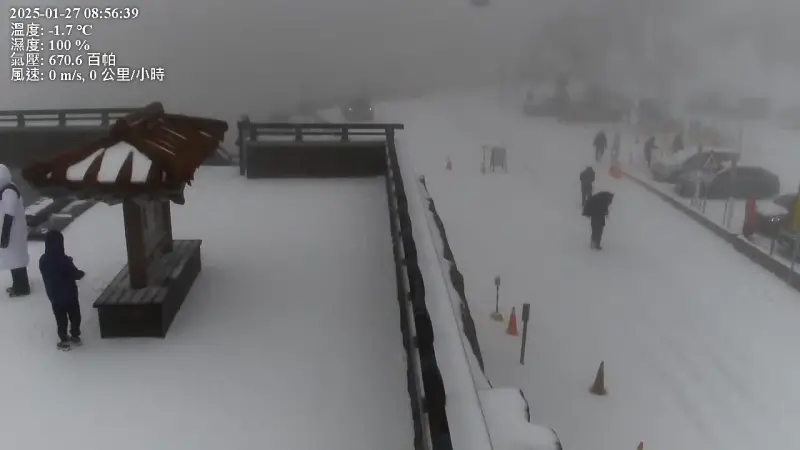 ▲合歡山武嶺更是從凌晨2時就開始降雪，目前現場已經累積相當厚實的雪量。（圖／台灣即時影像監視器）