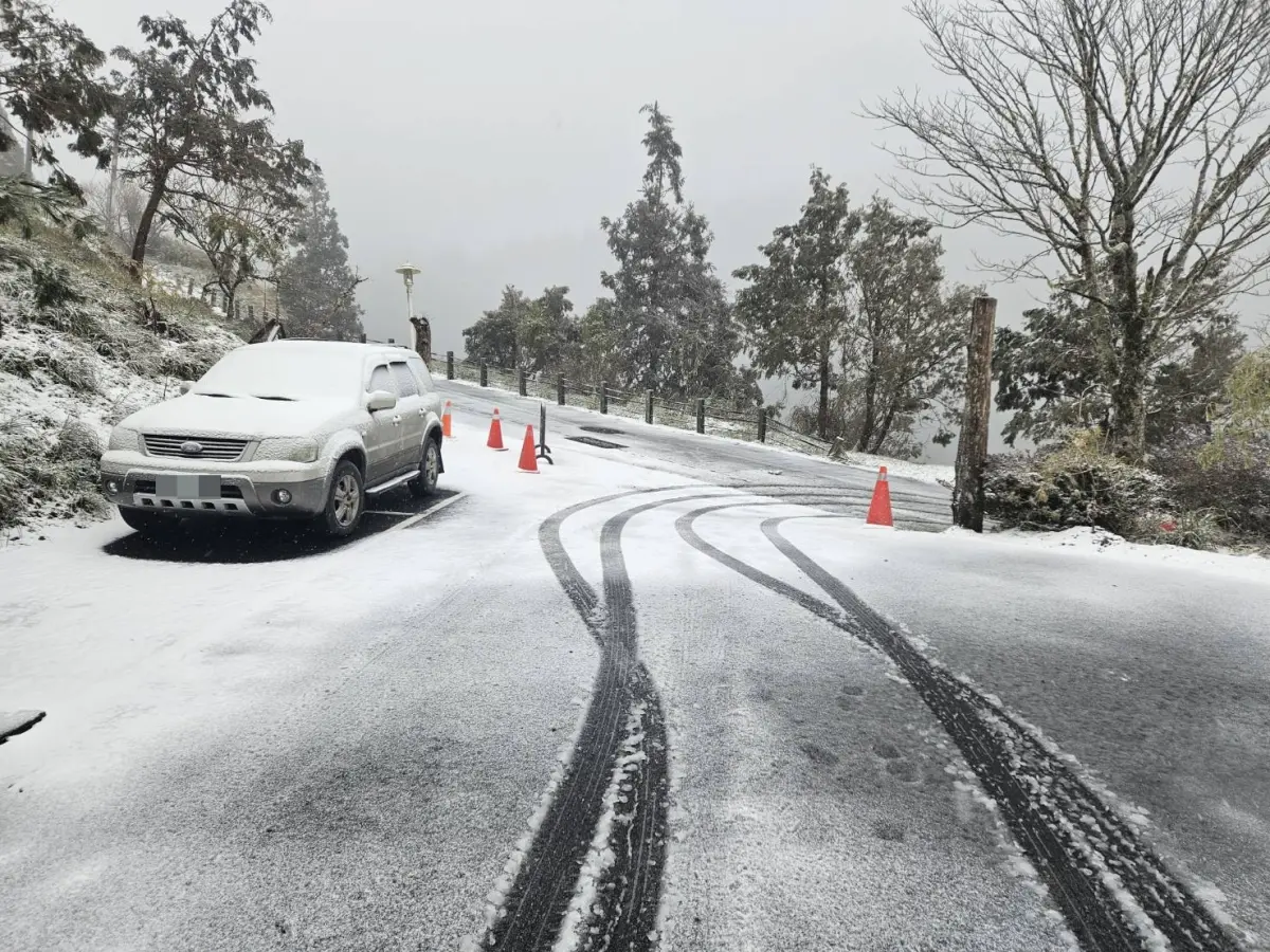 ▲春節想要追雪，今（27）天是最後機會，目前太平山還有飄雪，下午上山可能只能看到殘雪了。（圖／翻攝我愛三星波麗士）