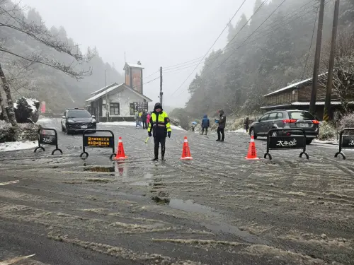▲太平山莊前警方已經在進行交通管制，所有未掛雪鏈的車輛禁止進入園區。（圖／翻攝我愛三星波麗士）