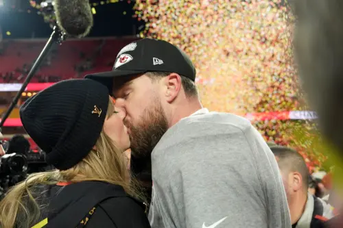 NFL 堪薩斯城酋長隊明星近端鋒 Travis Kelce 與流行樂天后 泰勒絲（Taylor Swift） 的戀情備受關注，球迷戲稱：「有泰勒絲，還打什麼球？可以退休了吧！」不過，Kelce 受訪時明確表示，他暫時沒有掛靴的打算，仍對美式足球充滿熱情，並希望繼續爭奪冠軍。（圖／美聯社／達志影像）