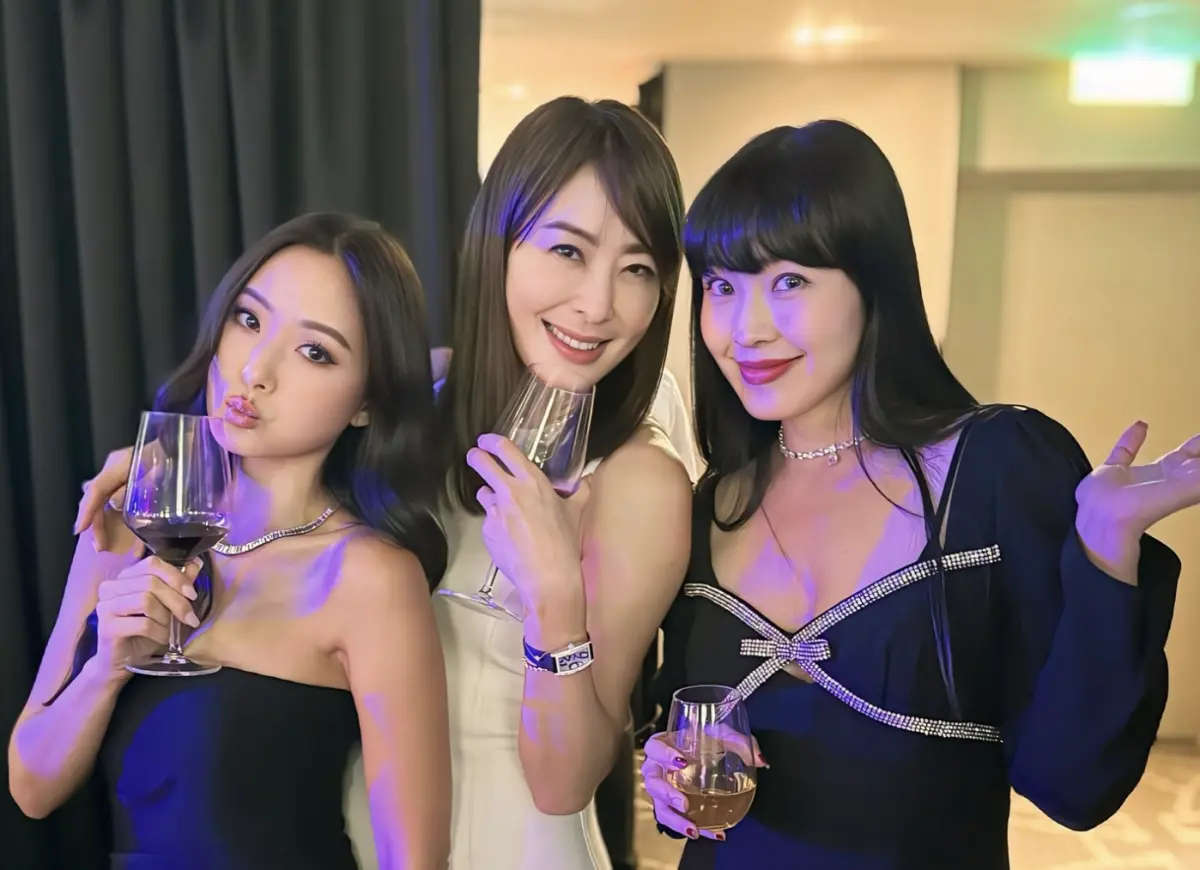 ▲賈永婕（中間）參加王偉忠女兒王羚的歸寧宴，開玩笑要微風策略長廖曉喬（右1）挖角她，左1為孫芸芸。（圖／翻攝自賈永婕臉書）