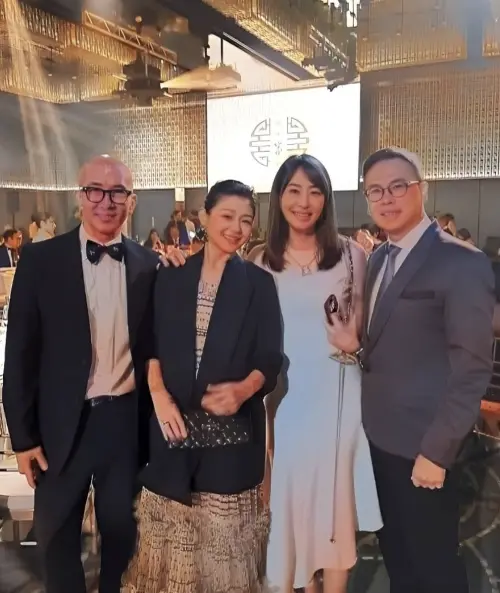 ▲賈永婕（右2）和大S（左2）、具俊曄（左1）同框。（圖／翻攝自賈永婕臉書）