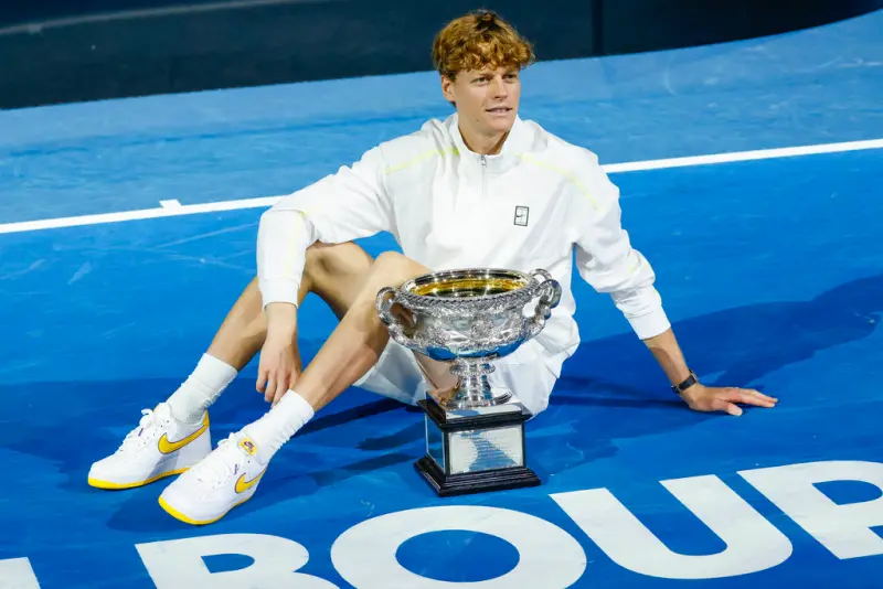 ▲義大利球王Jannik Sinner今年再次在澳洲網球公開賽上奪冠，成功衛冕男單冠軍。在這樣的重要場合，這位世界排名第一的球員希望藉此機會向籃球歷史上偉大的運動員之一Kobe Bryant致敬。（美聯社／達志影像）