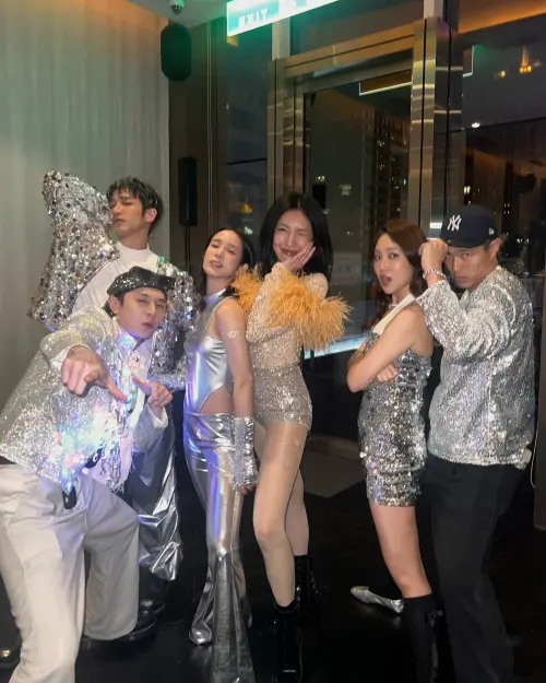 ▲楊謹華（右三）和經紀公司同事盛裝亮相，性感穿搭成全場焦點。（圖／翻攝自楊謹華臉書）