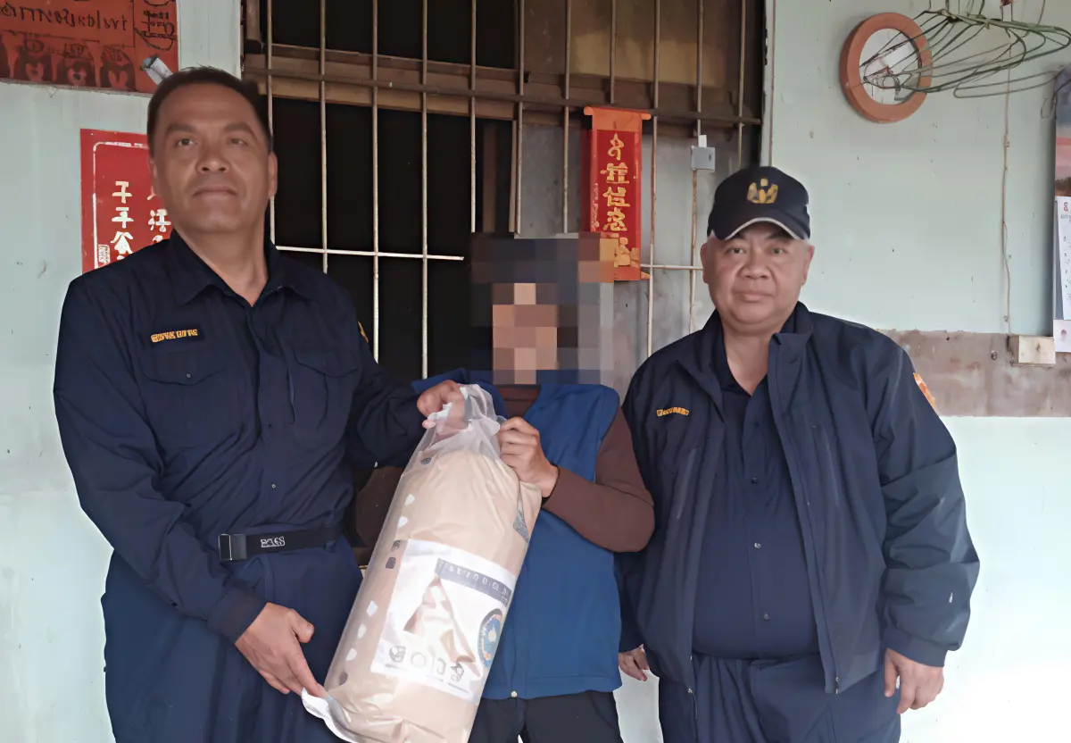 ▲霧台分駐所長程復國（左）與警員陳志雄，農曆過年前購買羽絲絨抗菌被贈送弱勢原鄉居民。（圖／記者莊全成翻攝）