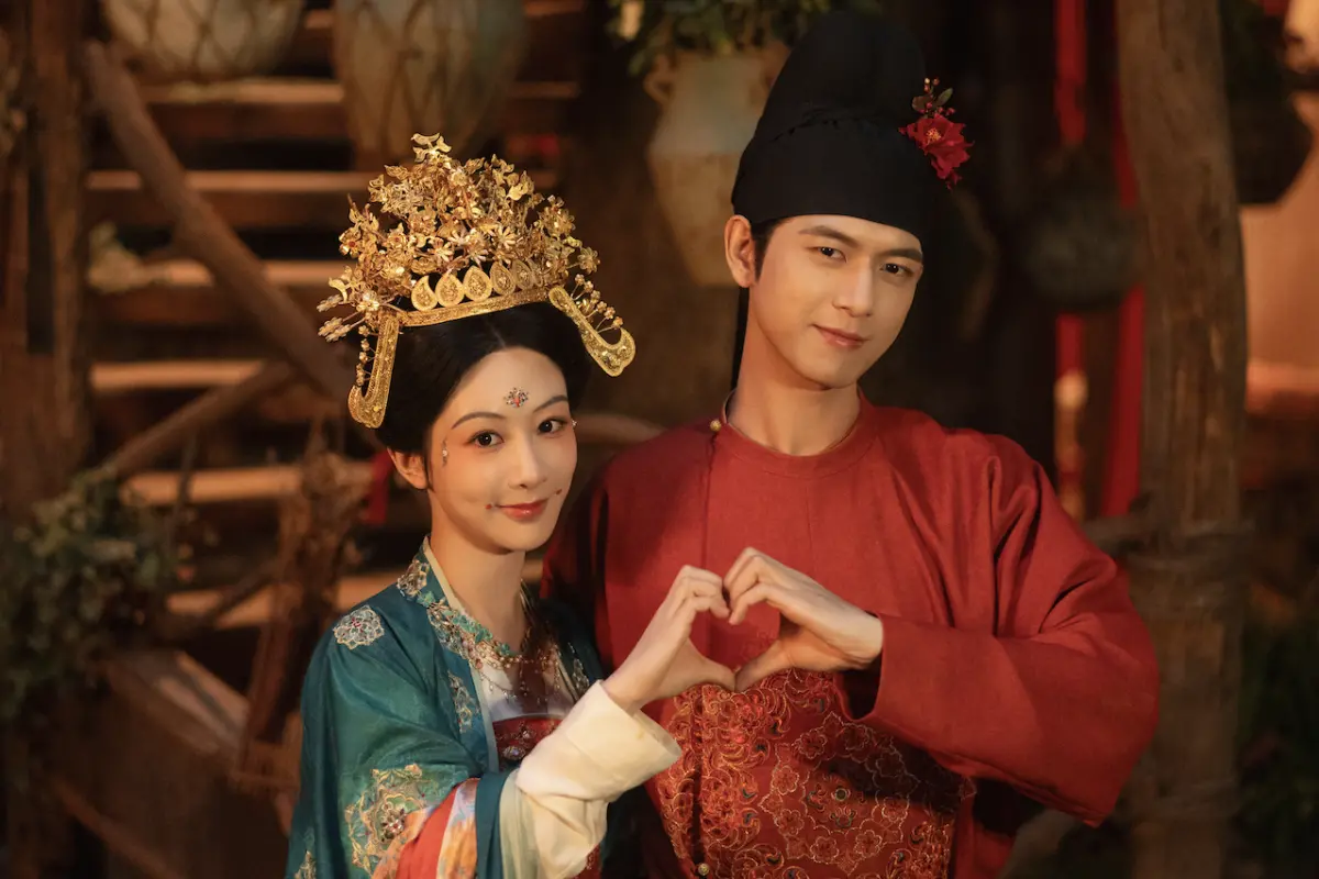 ▲楊紫（左）在宣傳《國色芳華》時和李現（右）跳雙人舞，不小心撲倒在他懷中，被粉絲說根本是「戀愛現場」懷疑兩人假戲真做。（圖／翻攝自李現微博）