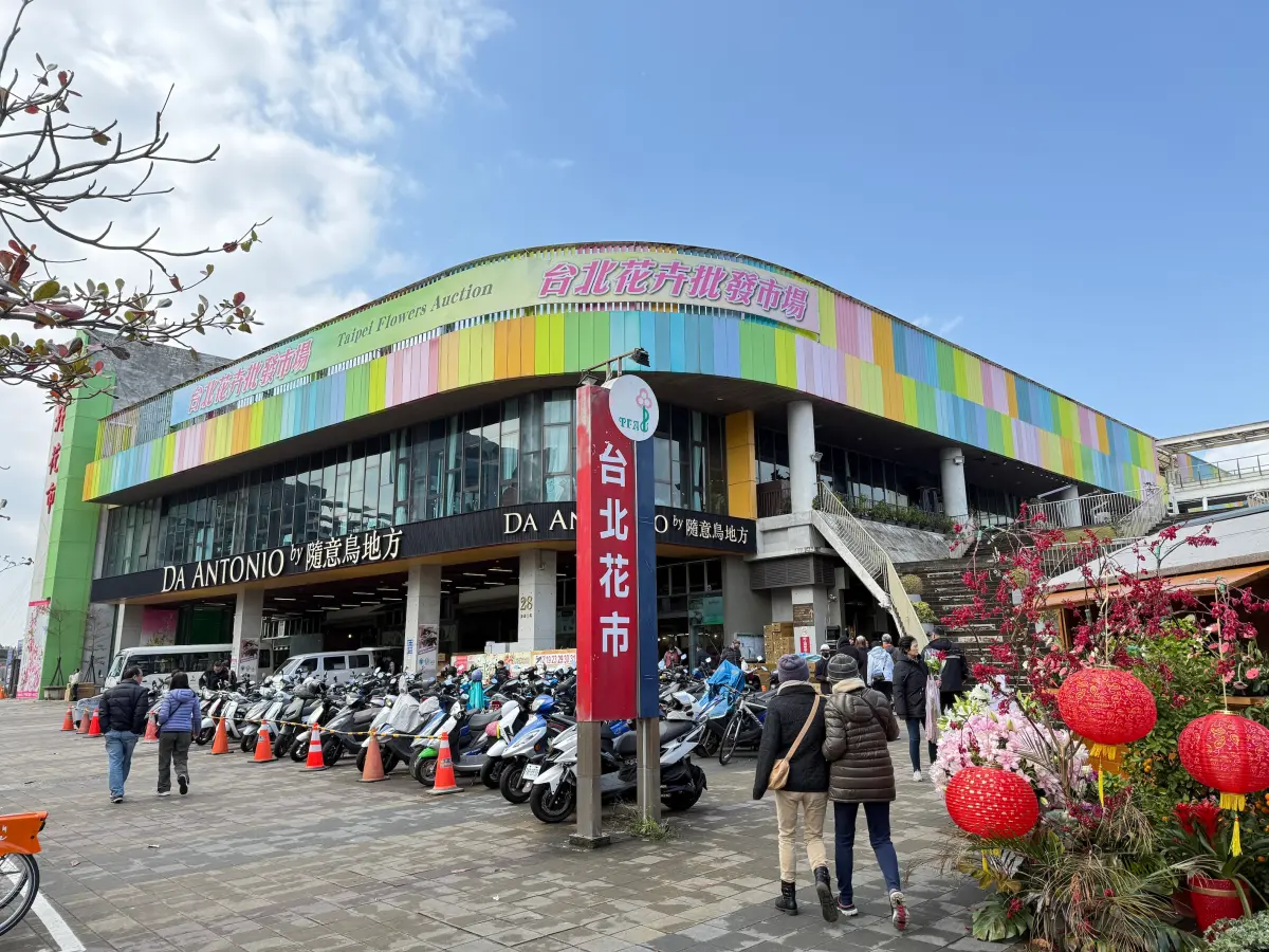 ▲台北花市小年夜的今天還是有不少民眾在買過年應景花卉，但根據花市攤商老闆表示，今年整體花價比去年貴4成，其中百合、蘭花價格都漲了至少5成。（圖／記者周淑萍攝）