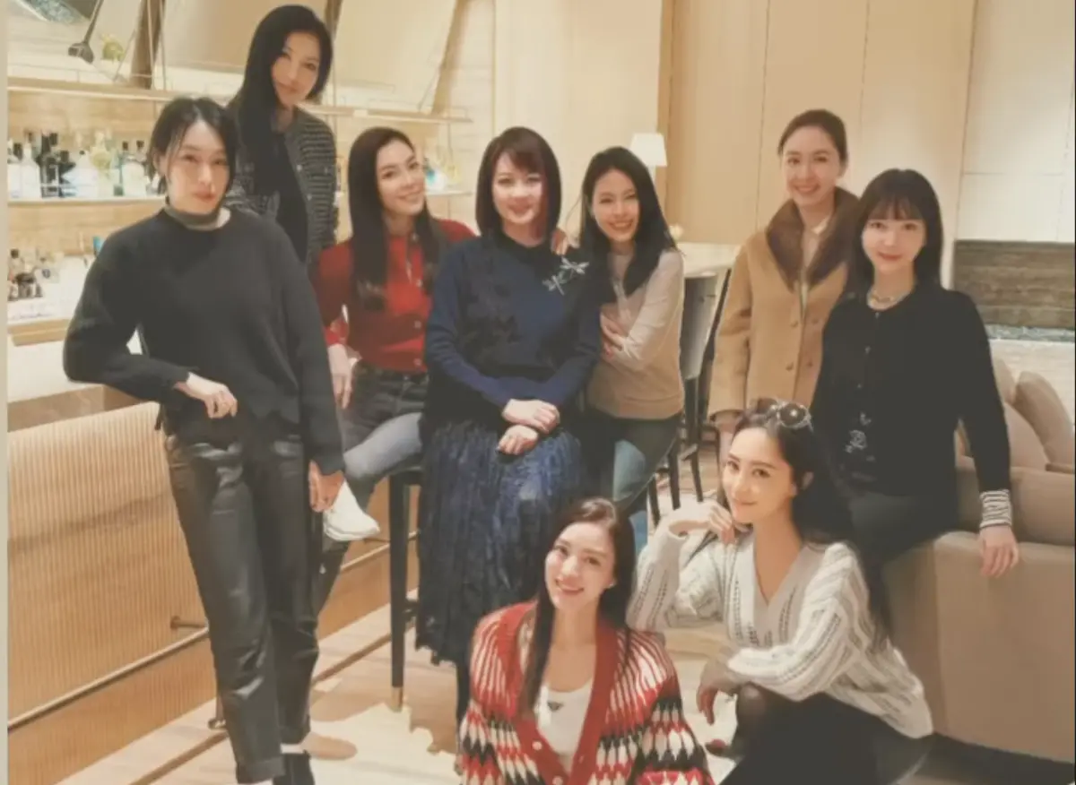 ▲林熙蕾（後排左二）、曾馨瑩（後排左三）、蔡依珊（後排右二）、關穎（前排右一）等貴婦在農曆春節前歡聚，合照不僅飄著仙氣，每個人的「財氣」也都令人豔羨。（圖／摘自IG）