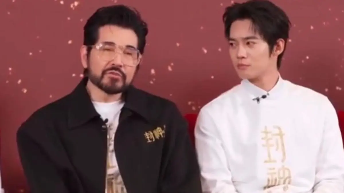 ▲64歲的資深混血男神費翔（左）透露媽媽畢麗娜去年5月安詳離世，享耆壽93歲，哽咽表示：「第一次過年家裡沒人。」（圖／翻攝自微博）