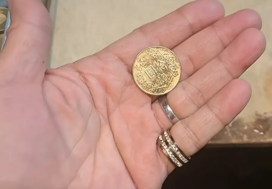 ▲一位在鹿港販售魚丸的老闆收到了金色10元。（圖／翻攝爆料公社）